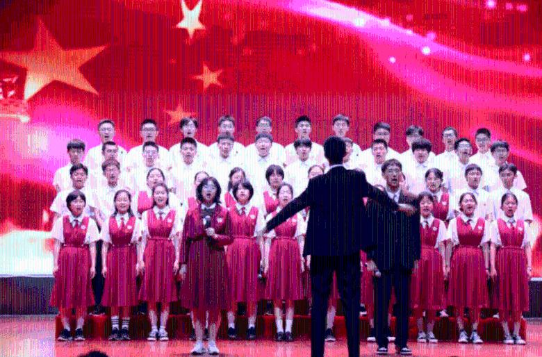 江西新余火灾救援正在进行 现场市民紧急告诉民警有数十人被困火场
